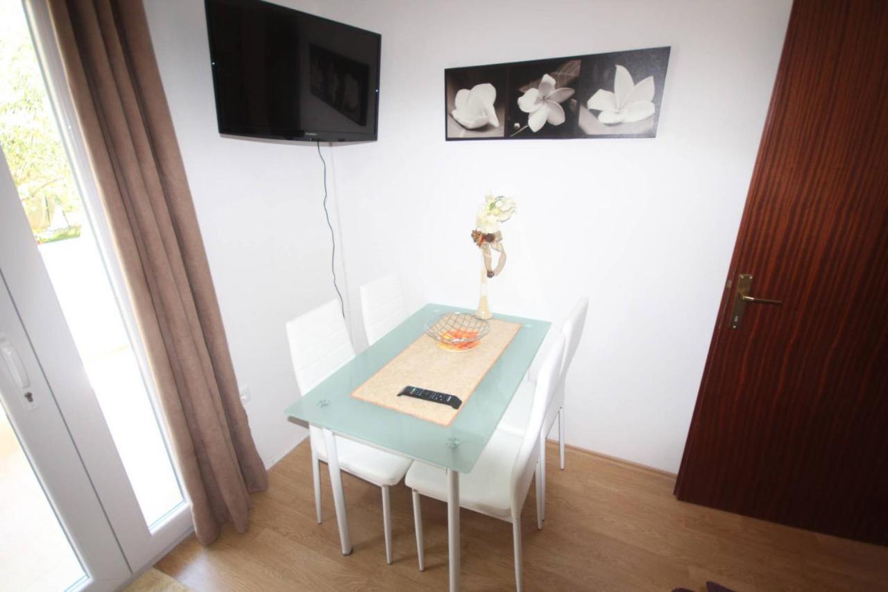 Small Apartment For A Great Holiday Zadar Bagian luar foto